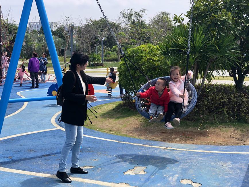 为了让孩子们感受自然、亲近自然，不少家长带着孩子外出寻找着春天的足迹。人民网 宋彤桐摄