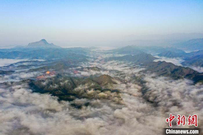 3月2日，地处修河北岸的江西省武宁县澧溪镇乡村上空出现壮观的平流云。