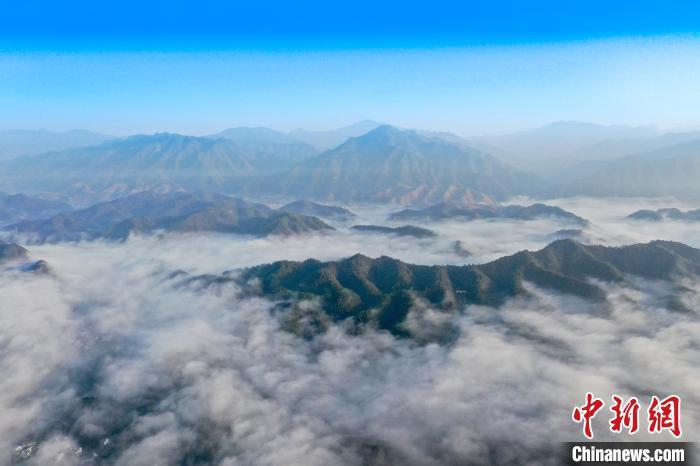 洁白的云海山村上空涌动，幕府山脉山峦起伏，在白云映衬下或如巨龙飞舞。
