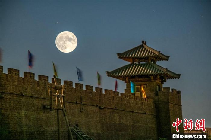 9月10日晚，一轮圆月升起在敦煌阳关景区关城之上。(双重曝光) 王斌银 摄
