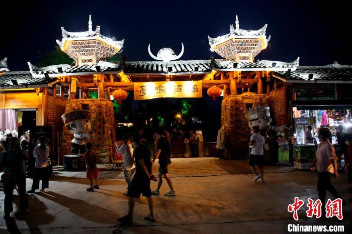 夜幕中，梦呜苗寨游人如织。　蒙鸣明 摄