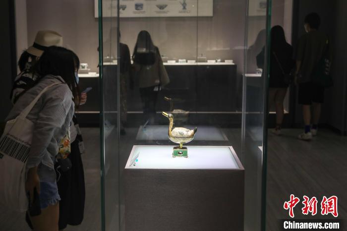 图为游客在观看展出的明代三彩鸭形香薰。　刘力鑫 摄