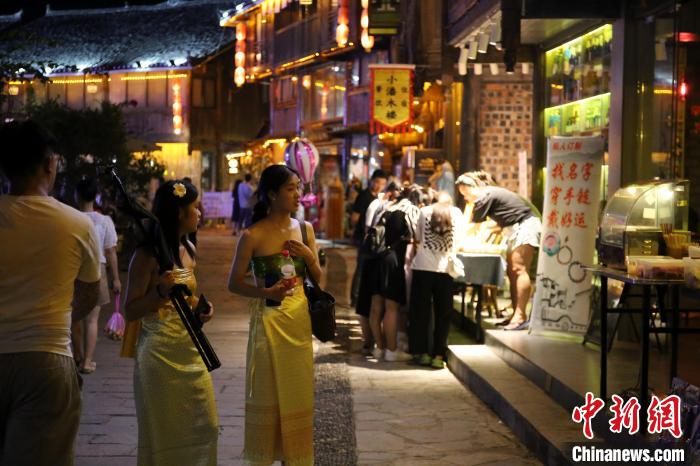 夜幕中，梦呜苗寨游人如织。　蒙鸣明 摄