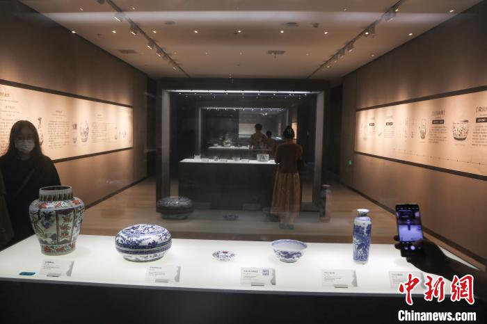 图为不少游客在展厅内参观展览。　刘力鑫 摄