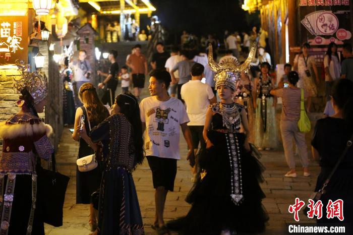 夜幕下的梦呜苗寨，游人如织。　蒙鸣明 摄