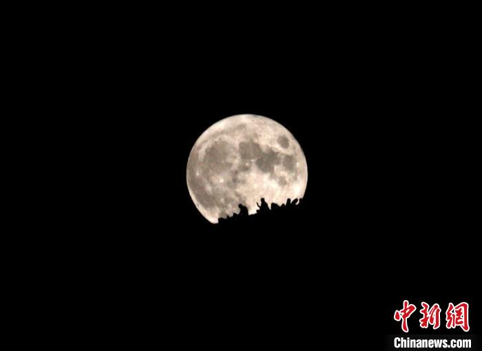 9月10日晚，游客在敦煌市鸣沙山月牙泉景区赏月。　张晓亮 摄