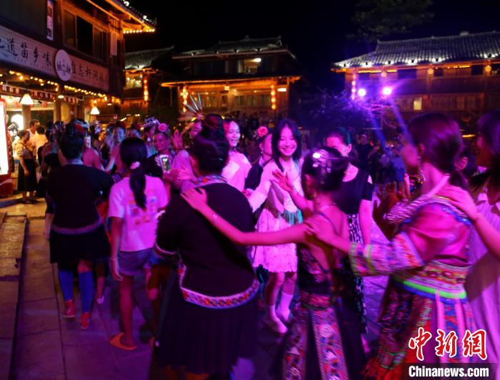 中秋节广西苗寨游人如织苗服打卡点亮夜经济