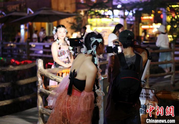 花50元人民币租一套民族服饰拍摄留影，成为年轻人的最爱。　蒙鸣明 摄