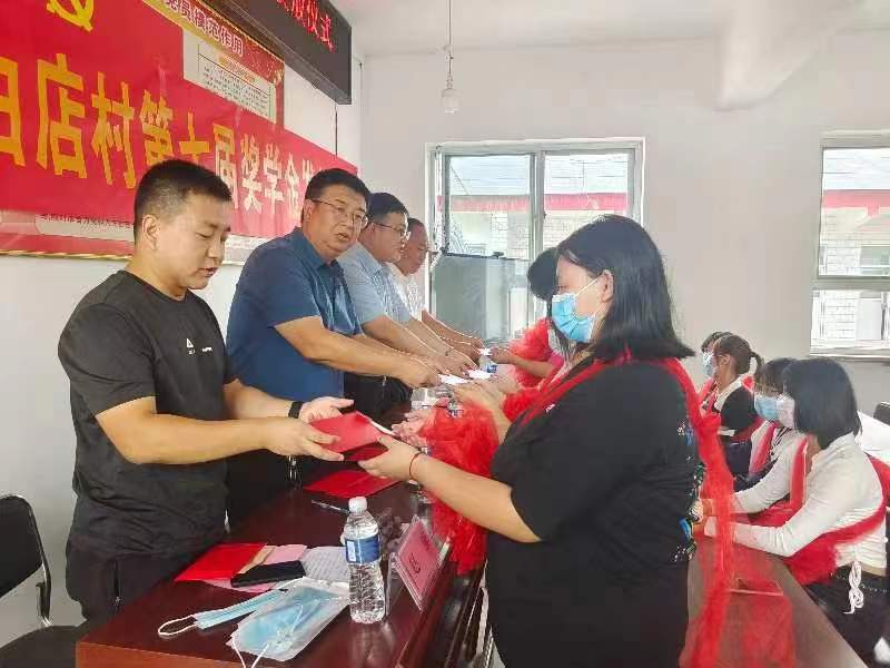 奖优秀树正气，共建美好家乡