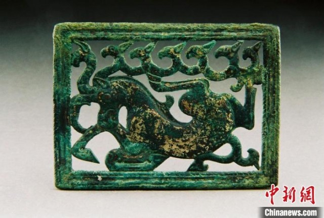鎏金奔马纹青铜饰牌(战国)。　三星堆博物馆供图