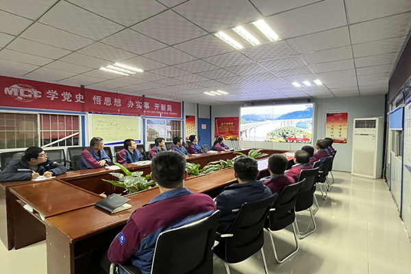 中国十七冶集团三门峡崤函大道项目组织观看《大国建造》