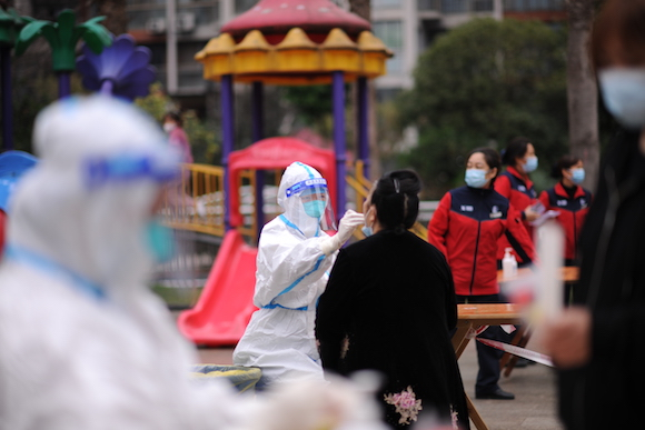 居民在有序核酸检测采样。通讯员 贺宝胜 摄