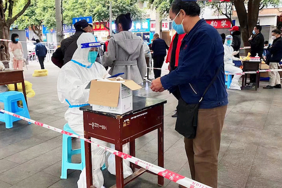 杜燕妮录入渝康码信息。江津区委宣传部供图 华龙网发