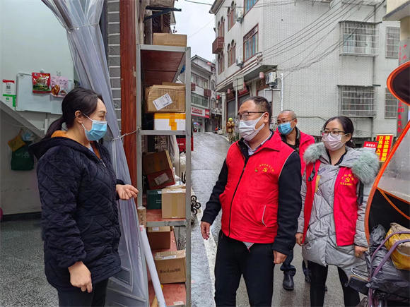 党员干部下沉到各村劝导村民做好个人防护。红池坝镇供图 华龙网发