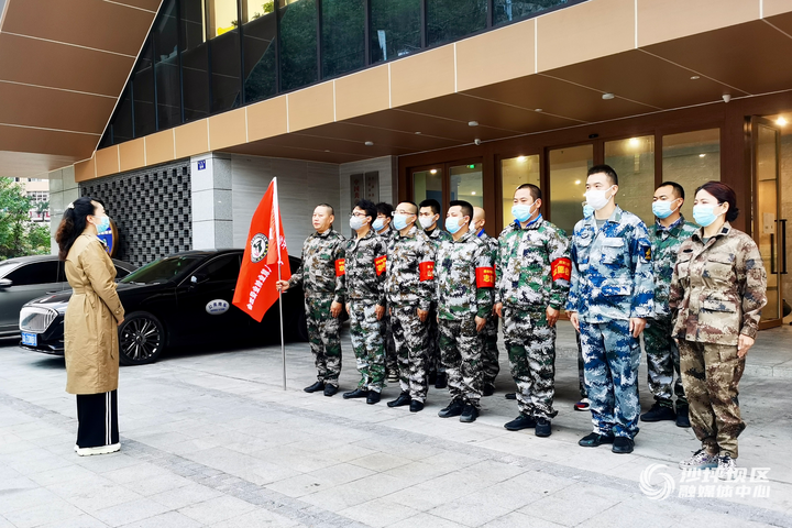 沙坪坝区退役军人红岩志愿服务队合完成，奔赴抗疫一线。沙坪坝区融媒体中心供图 华龙网发