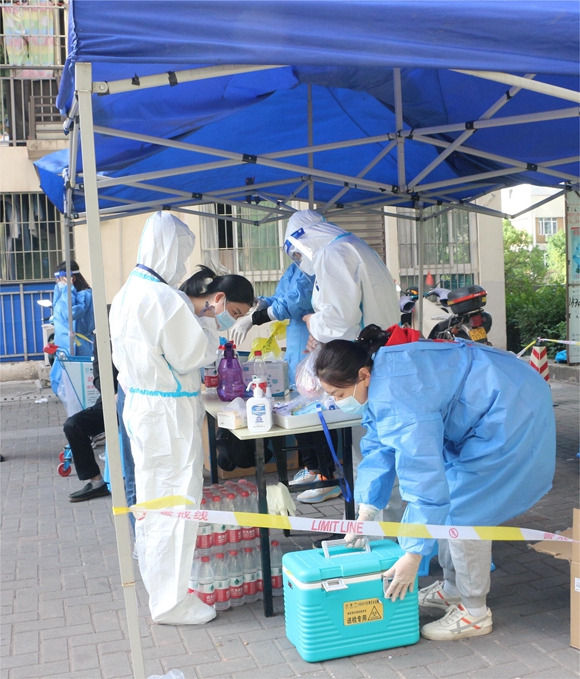 防疫队员协助转运核酸样本。渝北区公租房管理中心供图 华龙网发