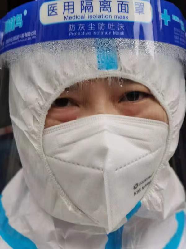 防护罩里雾气已凝结成密密麻麻的水珠子模糊了梁巨芳的眼睛。特约通讯员 李美华 摄