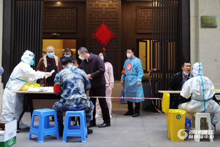 红岩志愿服务队成员们为小区居民采酸、维护秩序。沙坪坝区融媒体中心供图 华龙网发