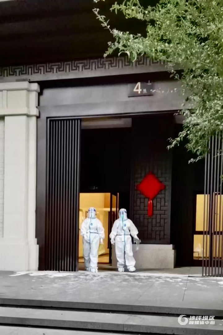清晨，退役军人岑万兴、田茂婷刚结束入户核酸采集任务。沙坪坝区融媒体中心供图 华龙网发