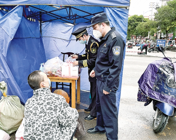 民警为群众送物资。通讯员 周昱辉 摄