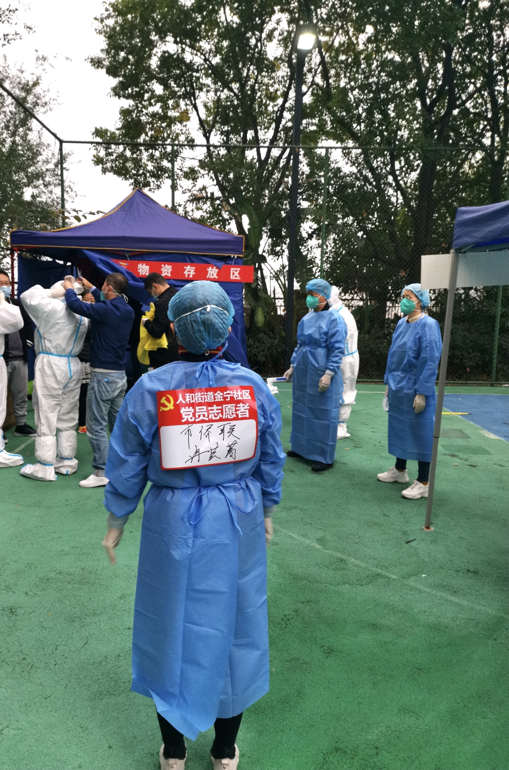 重庆市侨联青年党员冉芸菁在社区进行防疫志愿服务。重庆市侨联供图 华龙网发