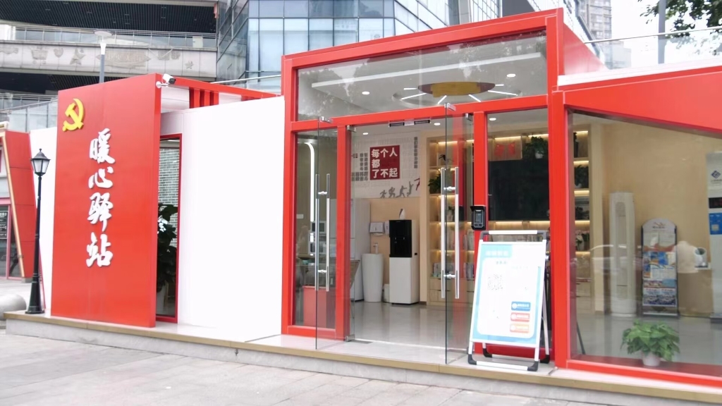 璧山区中央大街的“暖心驿站”为快递小哥们提供完善的“后勤保障”。通讯员 尹秀秀 摄