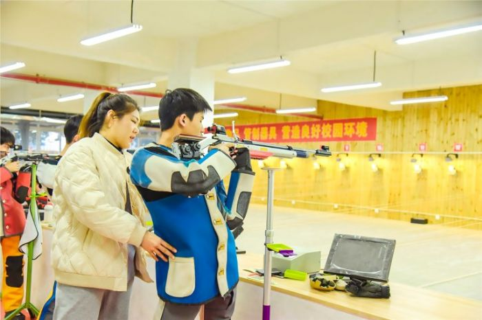 夏瑀琦对学生射击姿势进行指导。潼南区融媒体中心供图  华龙网发
