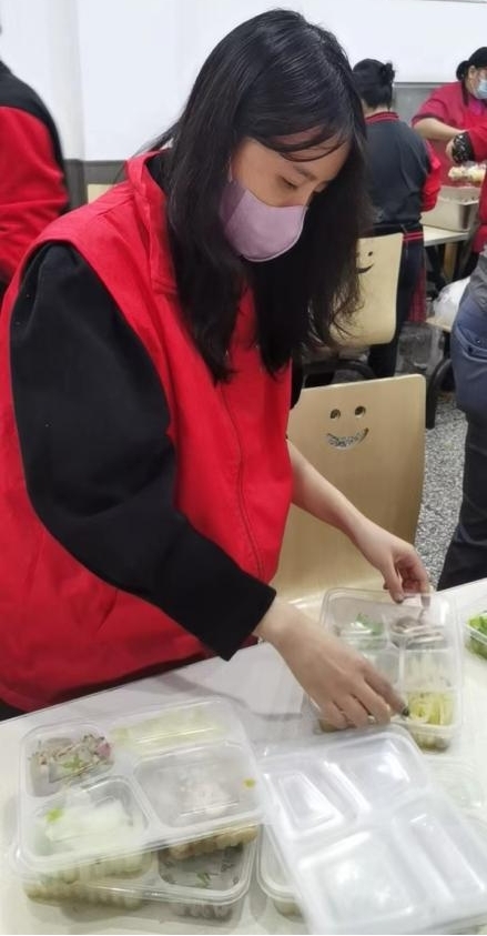 市侨联青年党员陈傲为志愿者打包配送爱心盒饭。重庆市侨联供图 华龙网发