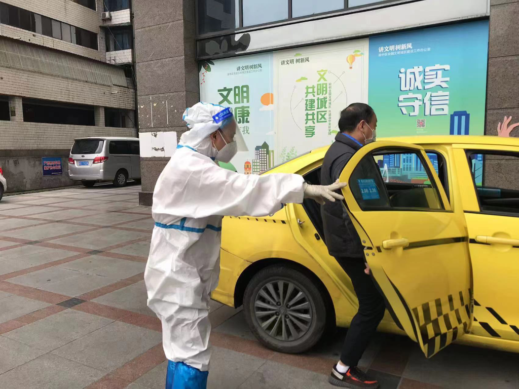 应急车辆驻守渝中各街道保障应急需求。渝中区融媒体中心供图 华龙网发