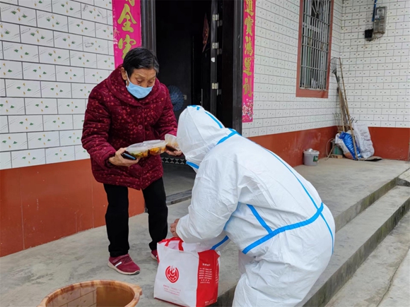何家贵给居民送餐。潼南区融媒体中心供图 华龙网发