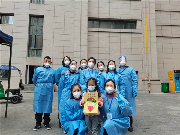 学府悦园公租房小朋友自制感谢卡片赠与沙坪坝区住建委住房保障中心志愿者。沙坪坝区住建委供图 华龙网发