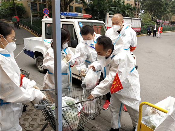 沙坪坝区住建委志愿者在公租房小区进行物资分拣配送。沙坪坝区住建委供图 华龙网发
