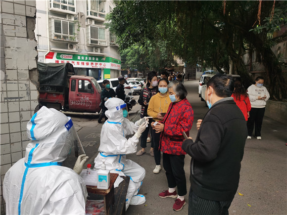 沙坪坝区住建委志愿者在天星桥街道柑子村社区流动采集点做信息采集。沙坪坝区住建委供图 华龙网发