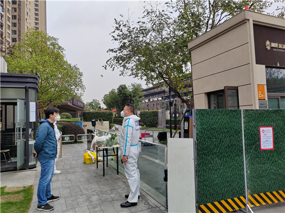 沙坪坝区住建委检查融创滨江壹号小区疫情防控情况。沙坪坝区住建委供图 华龙网发