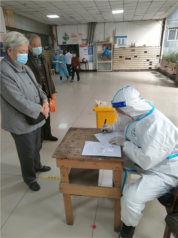 沙坪坝区住建委志愿者为新桥新都急需住院的居民填写承诺书。沙坪坝区住建委供图 华龙网发