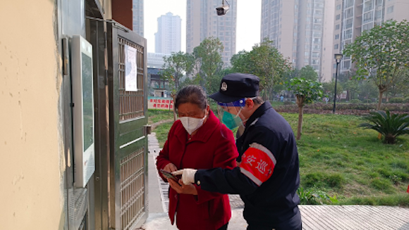 浒溪苑B区小区居民学习使用智能门禁系统。江津区圣泉街道办事处供图 华龙网发
