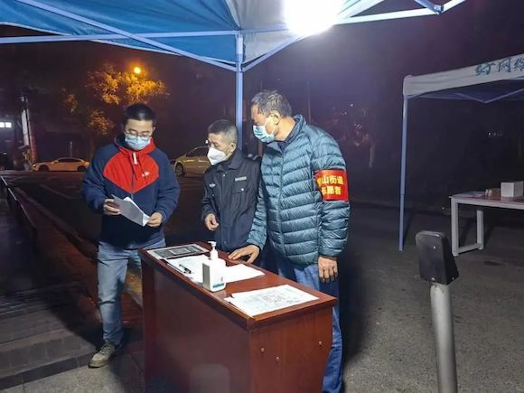 东城中央小区党支部加强夜间防范。江津区委组织部供图 华龙网发
