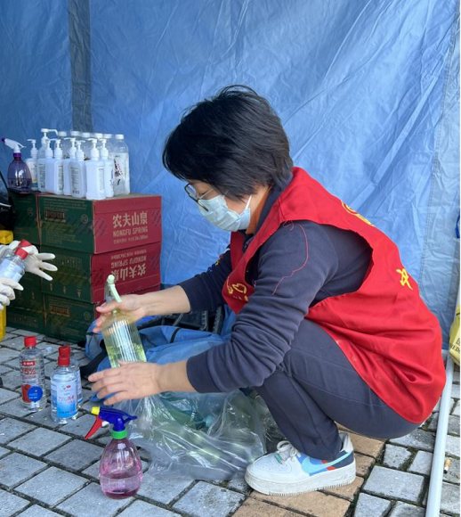 协助社区核酸检测。黔江团区委供图 华龙网发