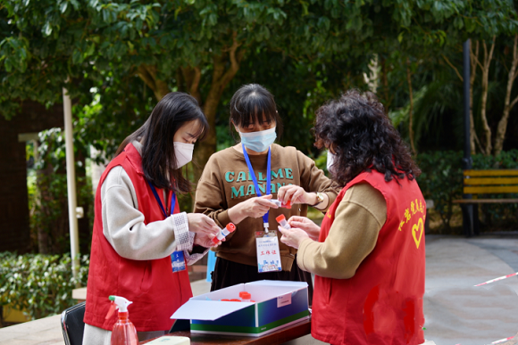 工作人员在社区协助核酸采集工作。黔江区委宣传部供图 华龙网发