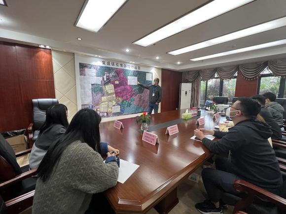 “追阳”专班正在开会分析疫情情况。复盛镇供图 华龙网发