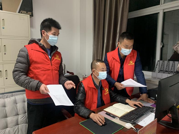 北碚区东阳街道西山坪“三个书记”查看微信销售订单。北碚区委宣传部供图 华龙网发(1)