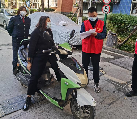 协助人员信息登记。黔江团区委供图 华龙网发