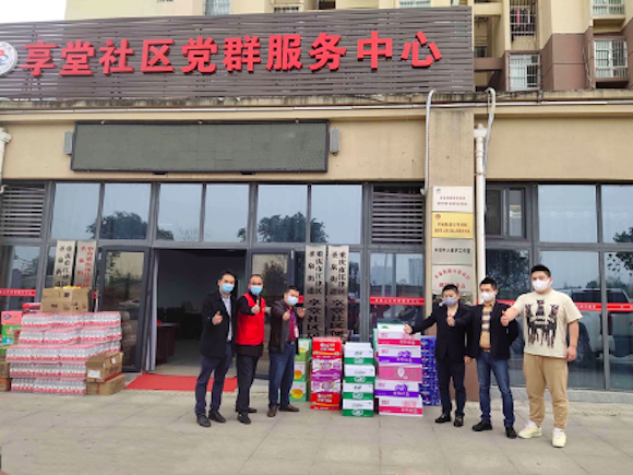 耀驰建筑有限公司向享堂社区捐赠抗疫物资。江津区圣泉街道办事处供图 华龙网发
