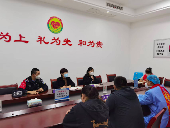 调解处理浒溪苑小区火灾损害赔偿相关事宜。江津区圣泉街道办事处供图 华龙网发