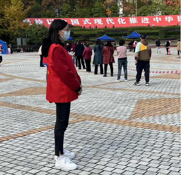志愿者维护核酸检测秩序。黔江团区委供图 华龙网发