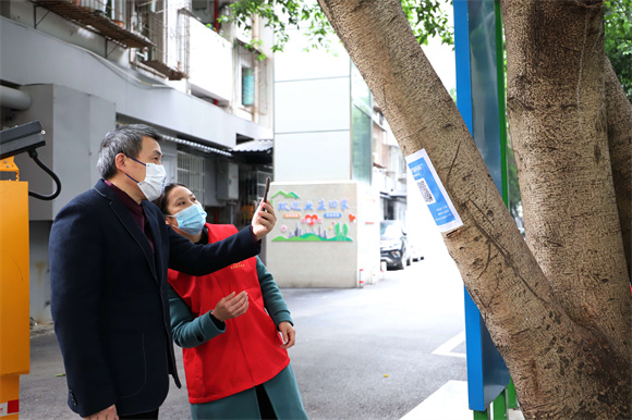 志愿者引导居民扫场所码。云阳县委宣传部供图 华龙网发