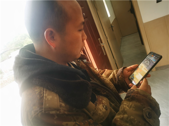 当地村民在手机上看微分享。通讯员 张保鹏 摄
