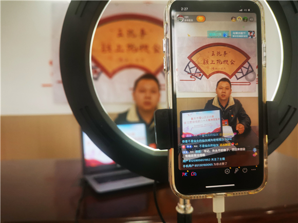 陈薄在直播间和村民互动。通讯员 张保鹏 摄