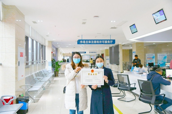 “一网通办”让遂潼两地市民办事更方便。通讯员 夏培植 摄