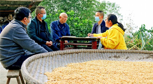 走访了解其生产生活情况和急难愁盼问题。万盛日报记者 王泸州 摄